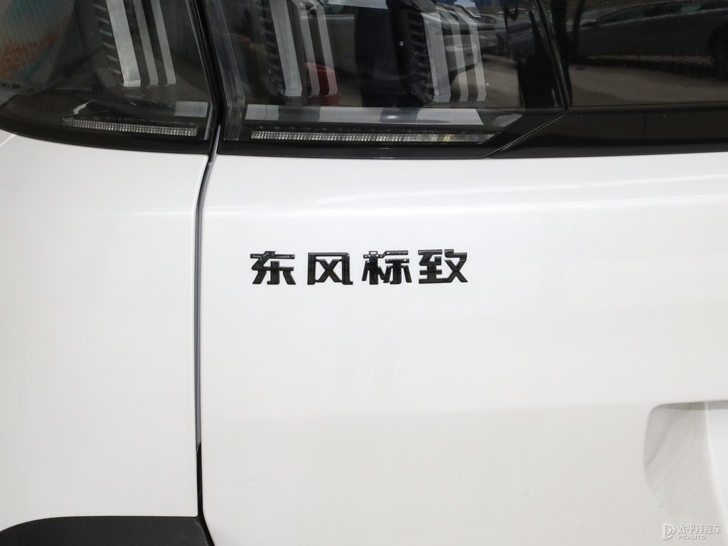 珠光白標(biāo)致5008車尾外觀圖片