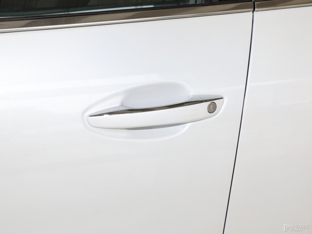 珠光白標(biāo)致5008車身外觀圖片