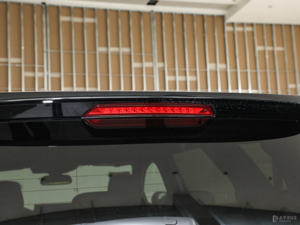 珠光白標(biāo)致5008車尾外觀圖片