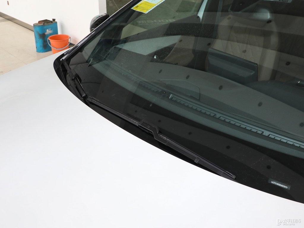 珠光白標(biāo)致5008車身外觀圖片