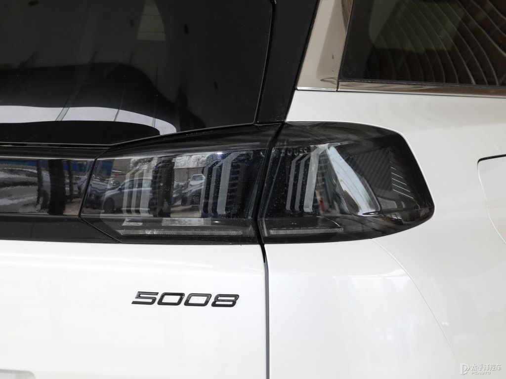 珠光白標致5008車尾外觀圖片