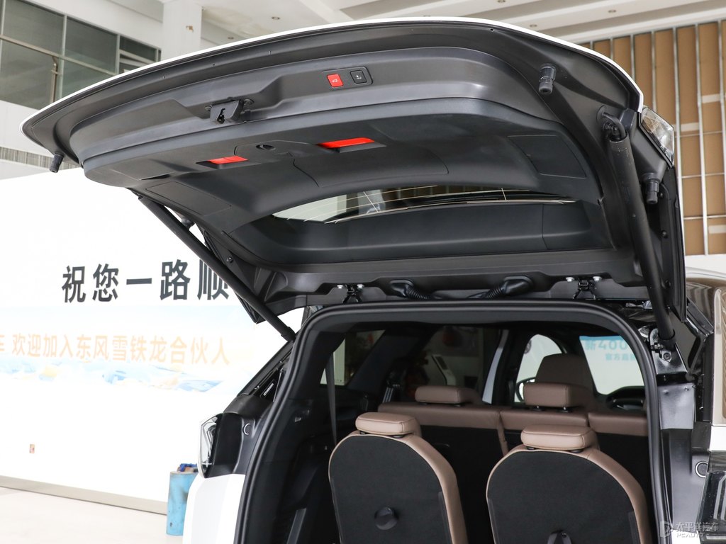 珠光白標致5008后備廂空間圖片