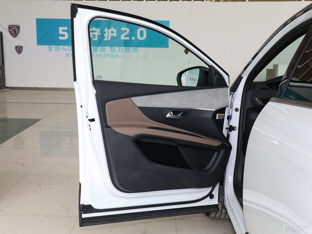 珠光白標致5008車廂內(nèi)飾圖片