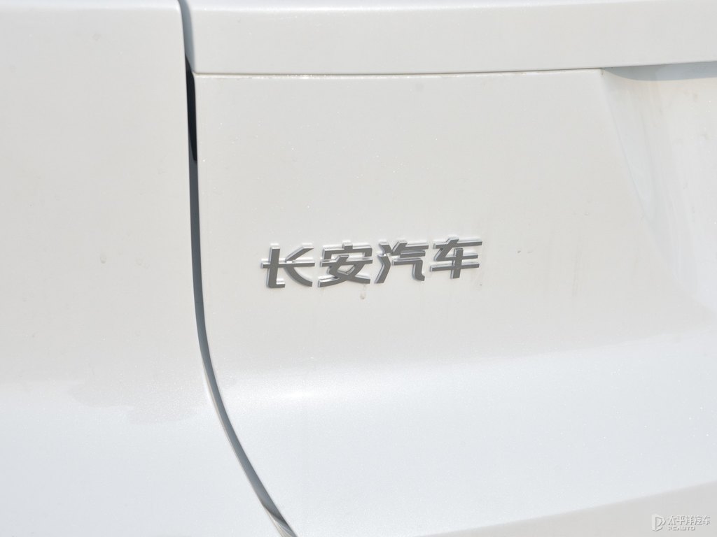 星辰白長安UNI-K車尾外觀圖片