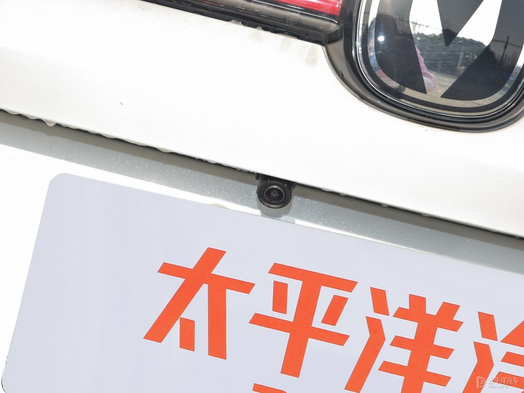 星辰白長安UNI-K車尾外觀圖片
