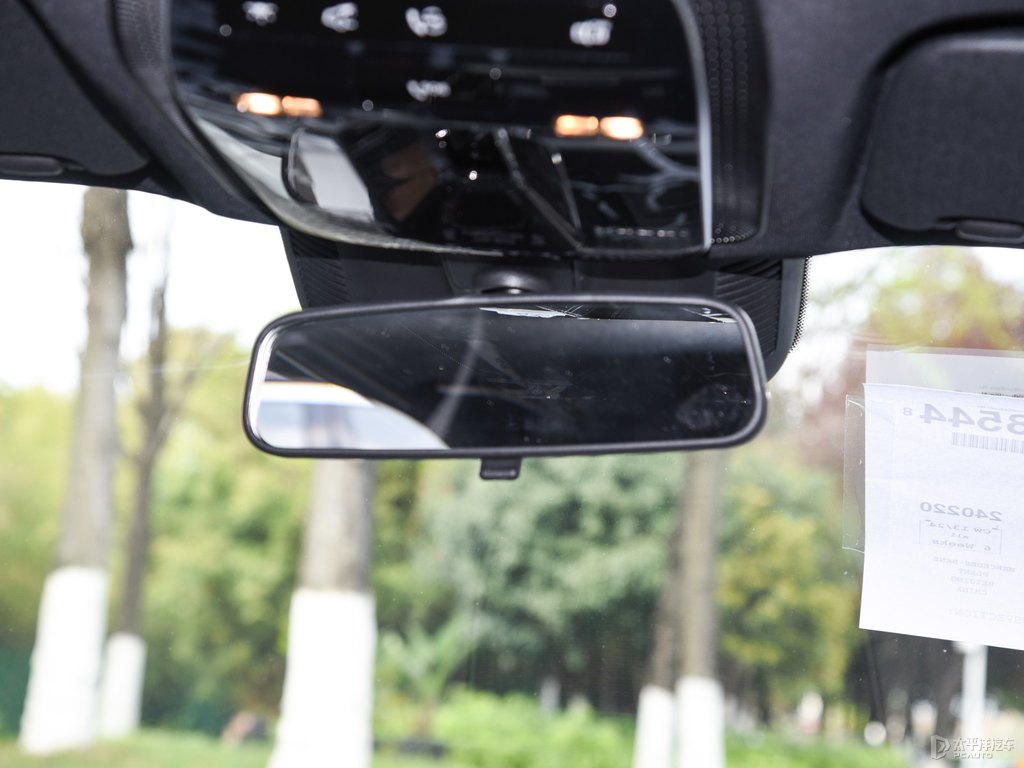 北極白奔馳C級車廂內(nèi)飾圖片