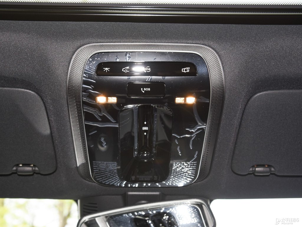 北極白奔馳C級(jí)車廂內(nèi)飾圖片
