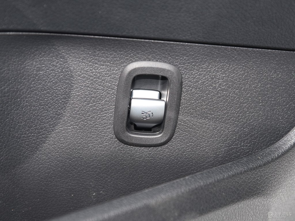 北極白奔馳C級車廂內(nèi)飾圖片