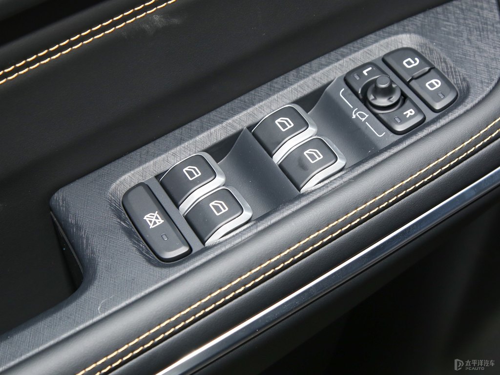 暮云灰領(lǐng)克01車廂內(nèi)飾圖片