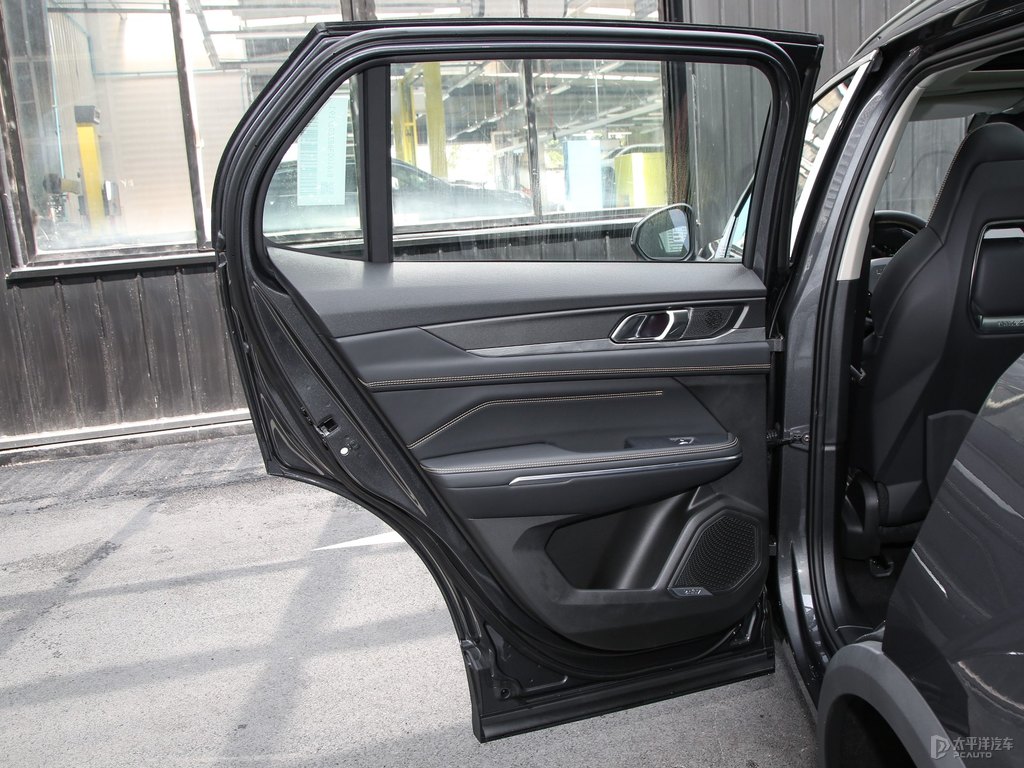 暮云灰領(lǐng)克01車廂內(nèi)飾圖片