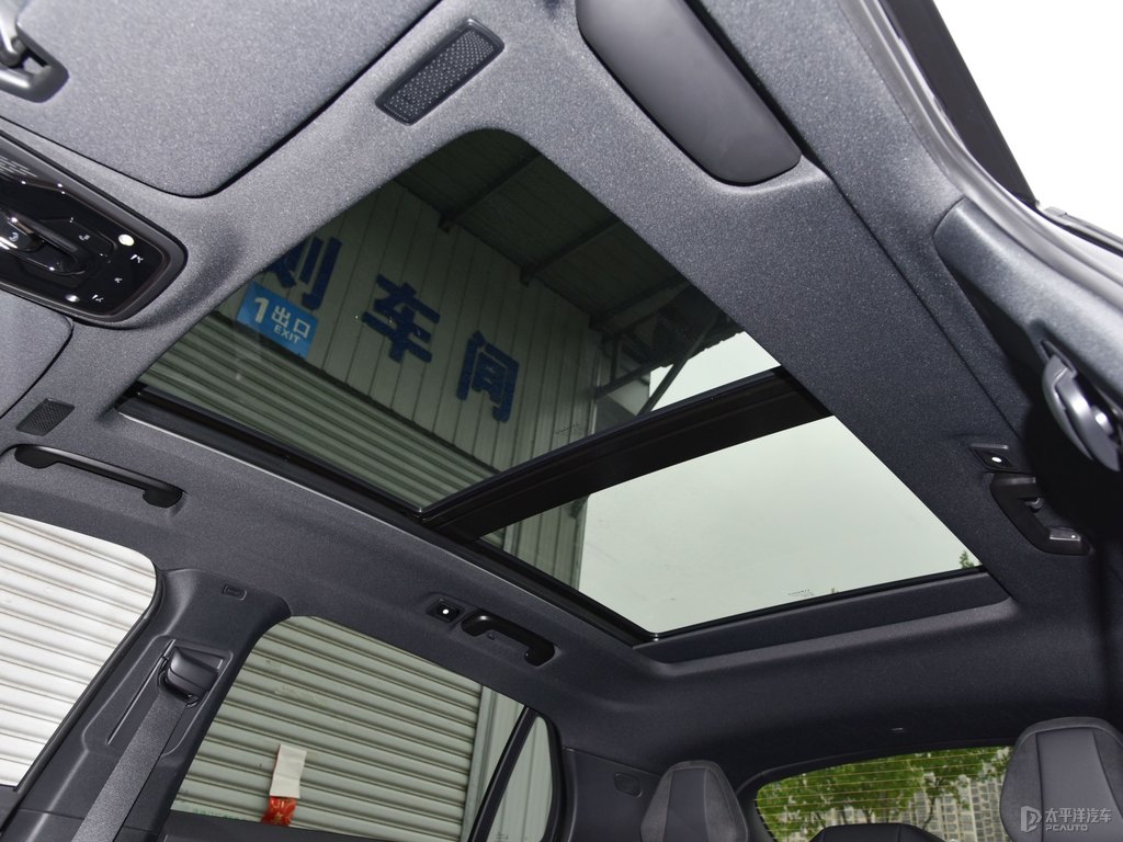 暗夜黑領(lǐng)克01車廂內(nèi)飾圖片