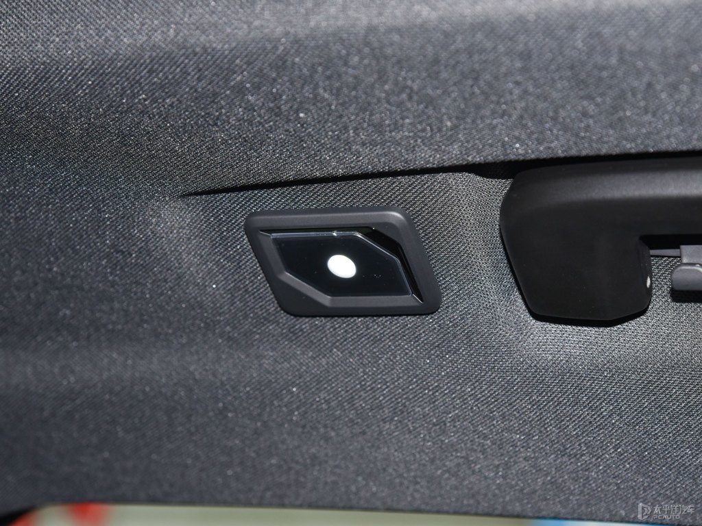暗夜黑領(lǐng)克01車廂內(nèi)飾圖片