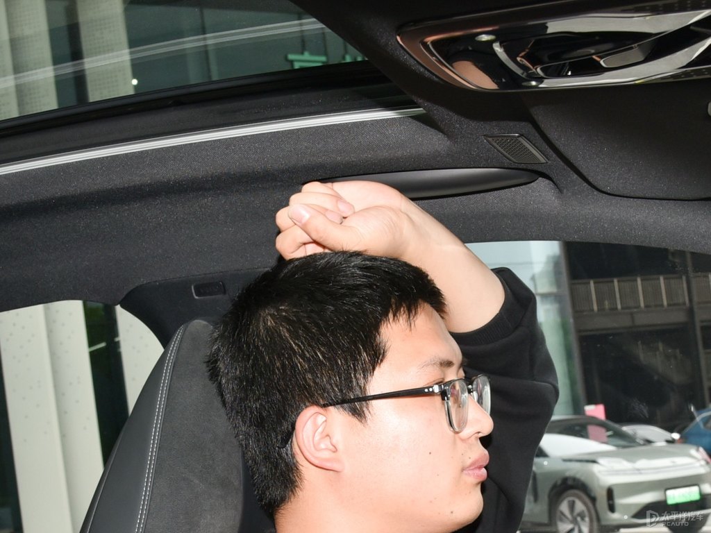 暗夜黑領(lǐng)克01駕乘空間空間圖片