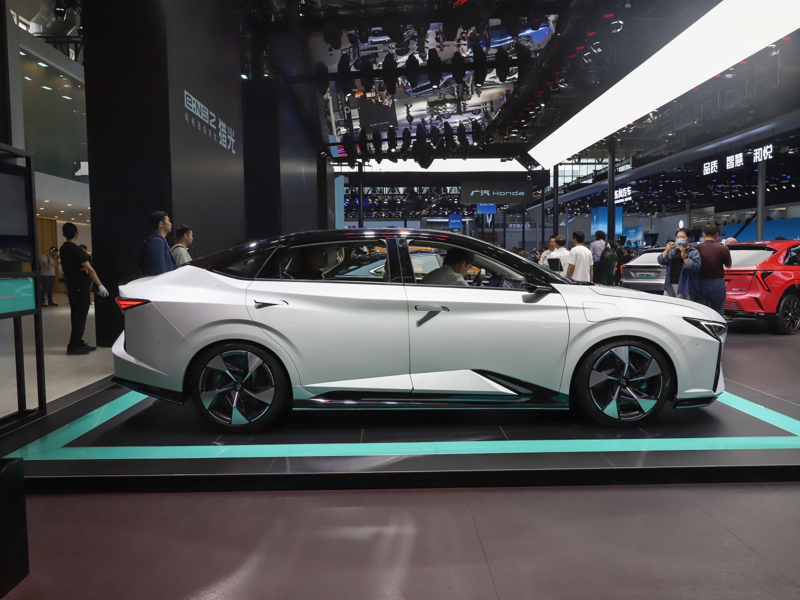 靈悉L車展高清大圖