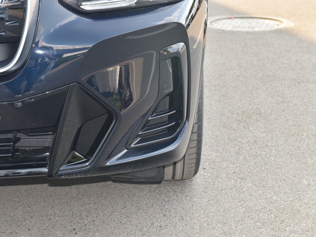碳黑寶馬iX3車頭外觀圖片