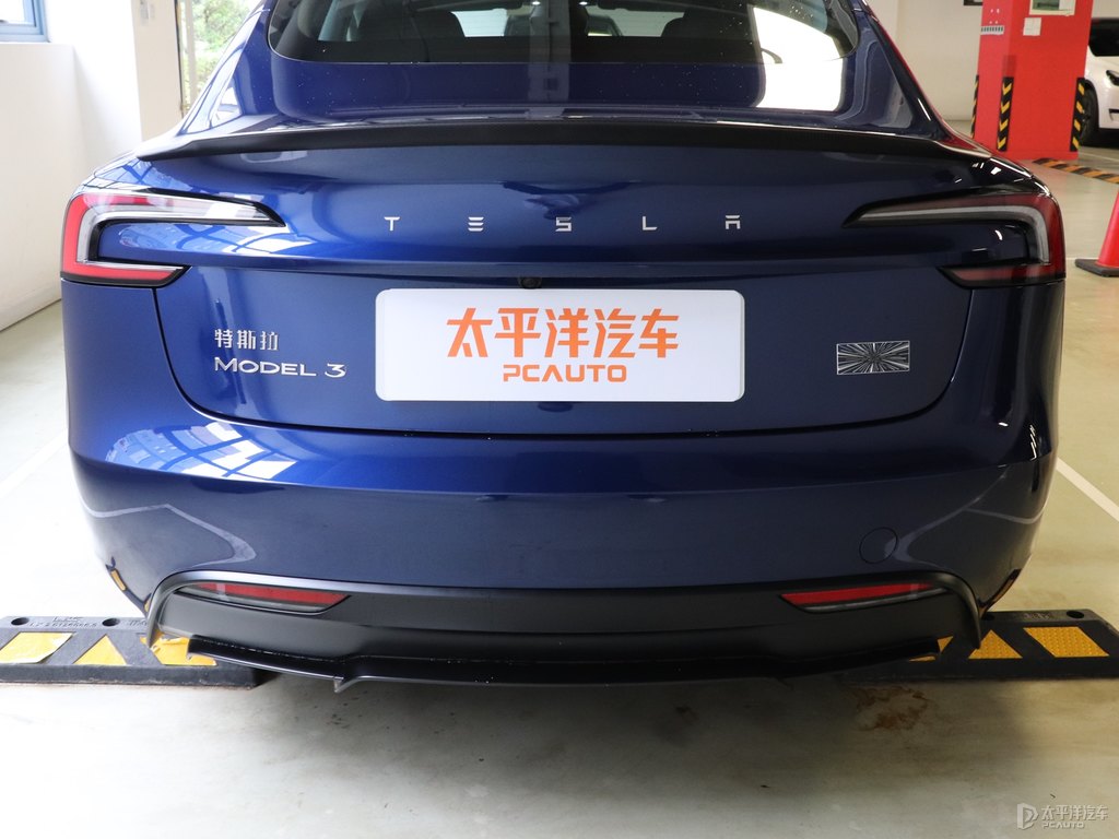 深海藍Model 3車尾外觀圖片