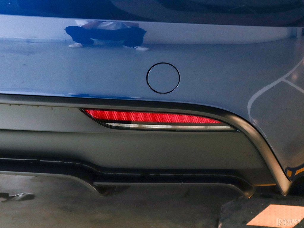 深海藍(lán)Model 3車尾外觀圖片