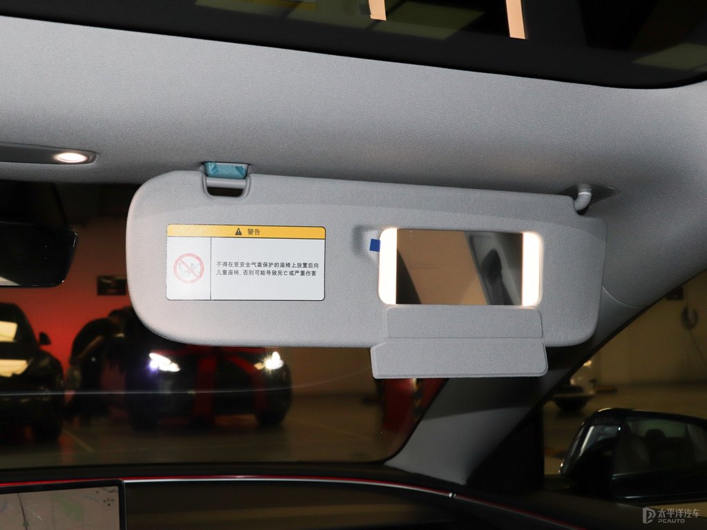 深海藍(lán)Model 3車廂內(nèi)飾圖片