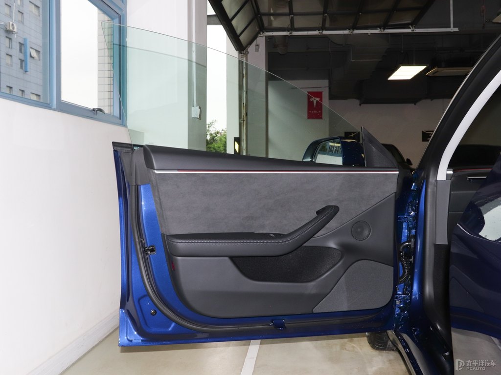 深海藍(lán)Model 3車廂內(nèi)飾圖片
