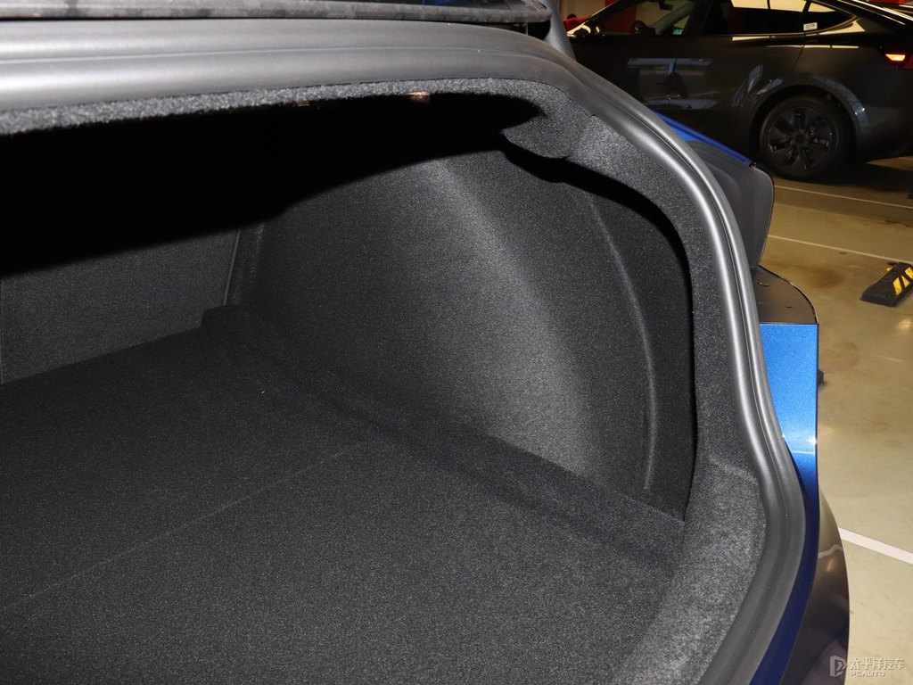 深海藍Model 3后備廂空間圖片