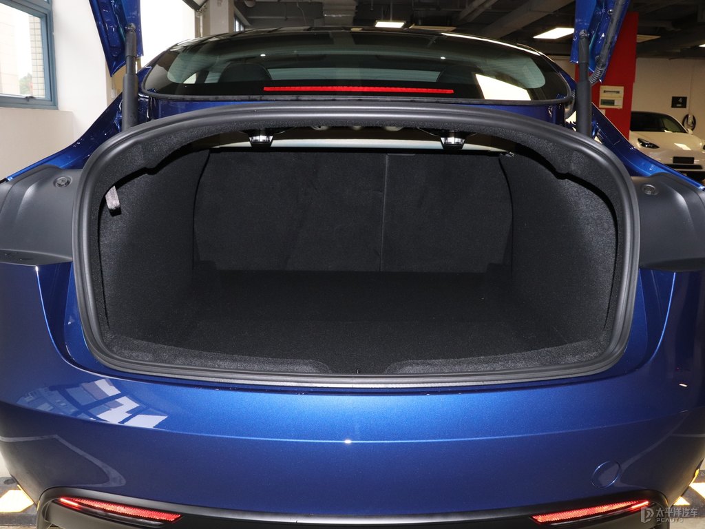 深海藍Model 3后備廂空間圖片