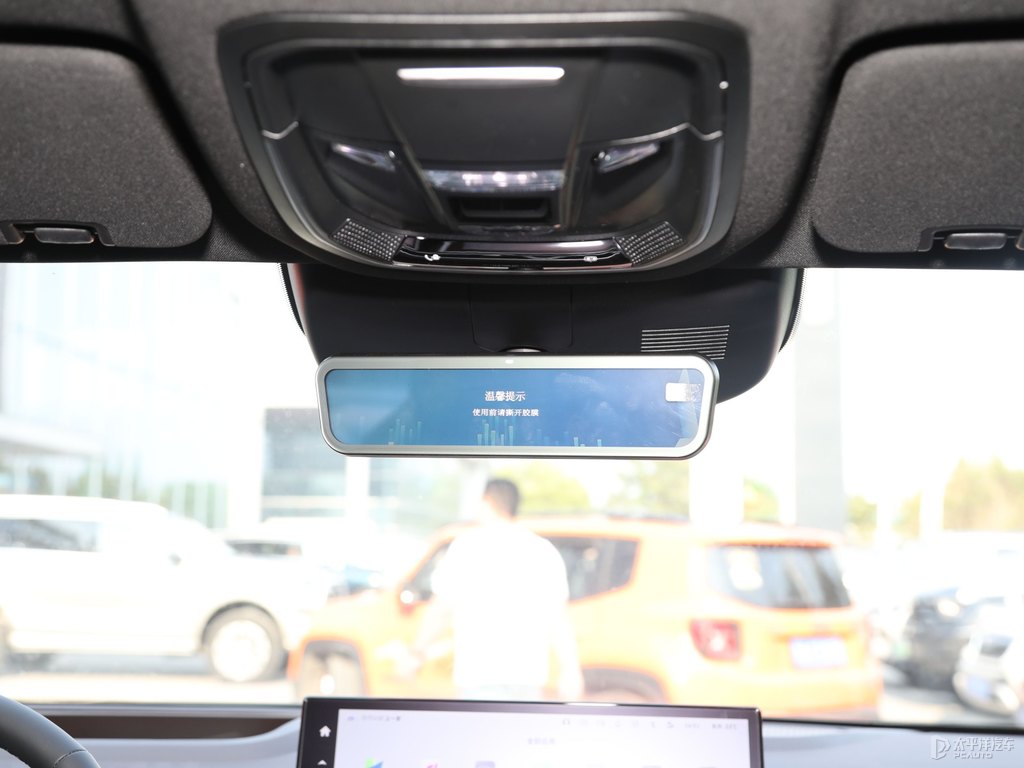 霧凇銀摩卡新能源車(chē)廂內(nèi)飾圖片