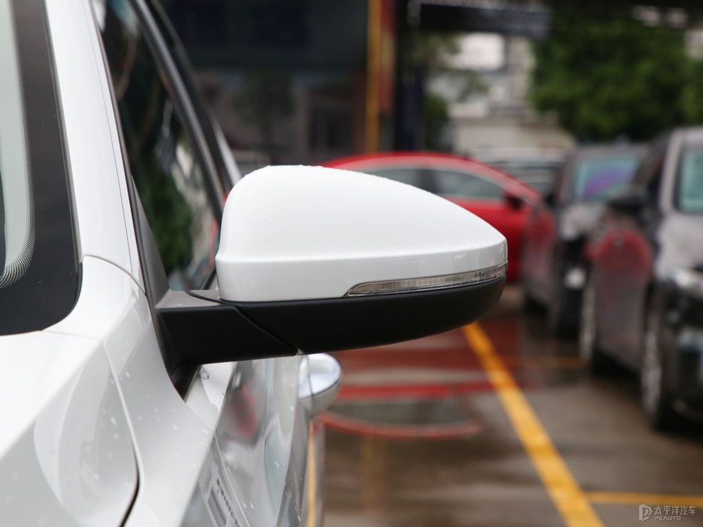 極地白寶來(lái)車(chē)身外觀圖片