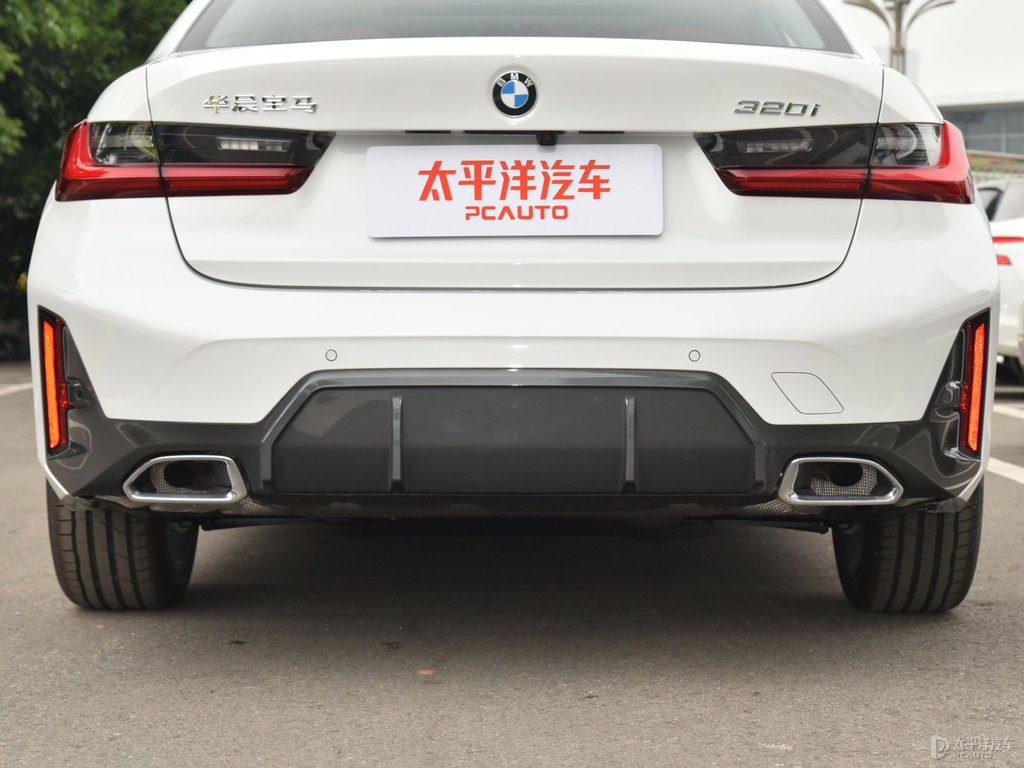 礦石白寶馬3系車尾外觀圖片