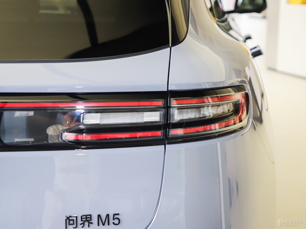 大溪地灰問(wèn)界M5車尾外觀圖片