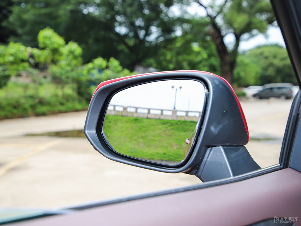 星鉆紅漢蘭達(dá)車身外觀圖片