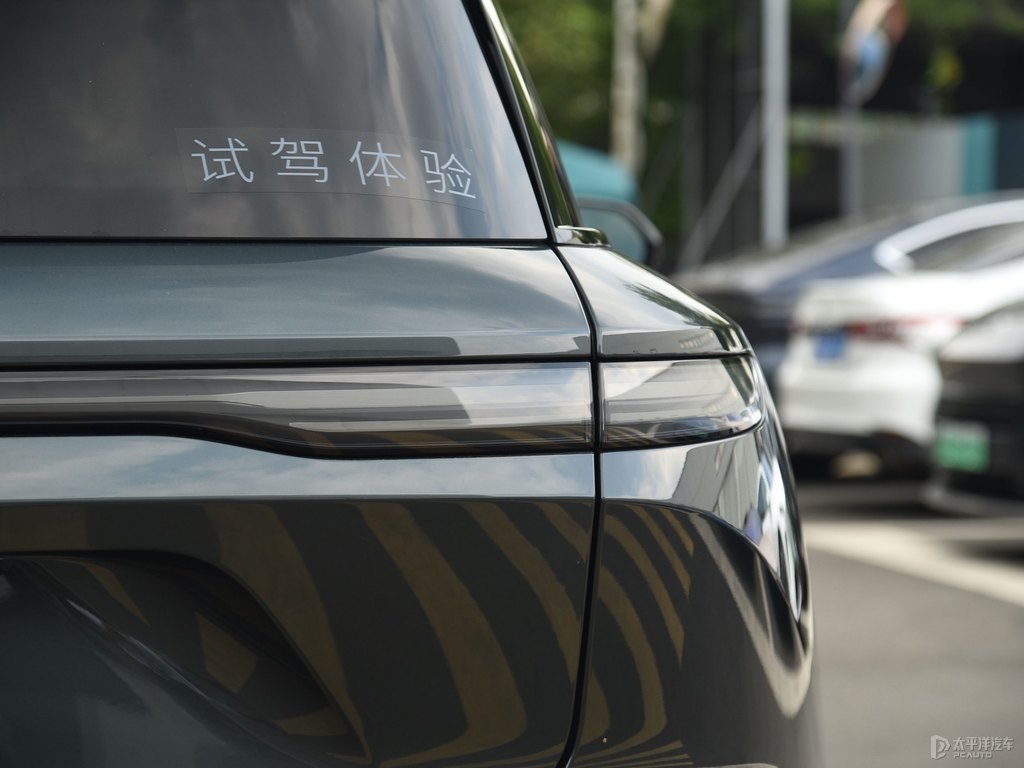 星辰綠蔚來ES8車尾外觀圖片