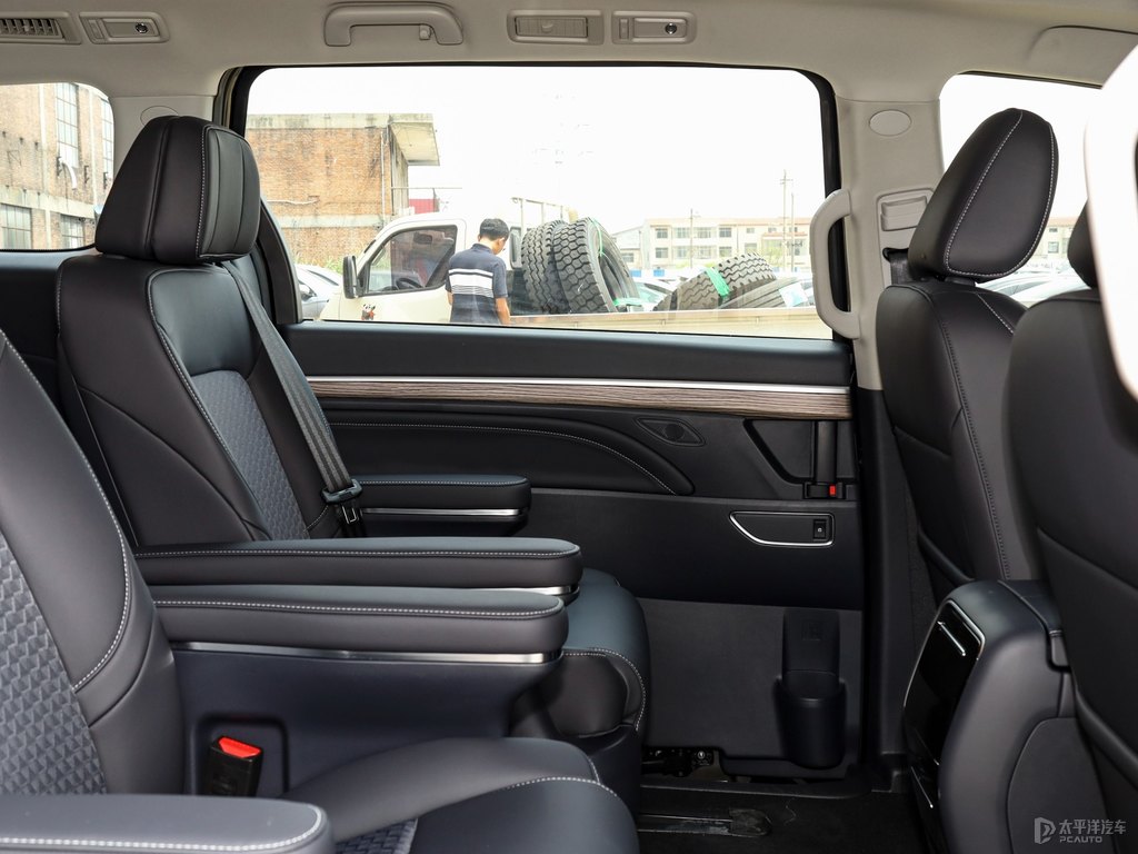 典雅黑傳祺M8車廂內(nèi)飾圖片