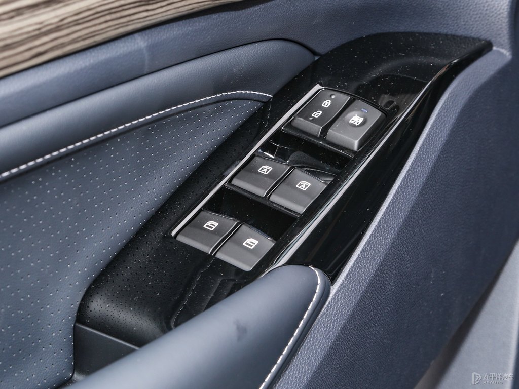 珍珠白傳祺M8車廂內(nèi)飾圖片