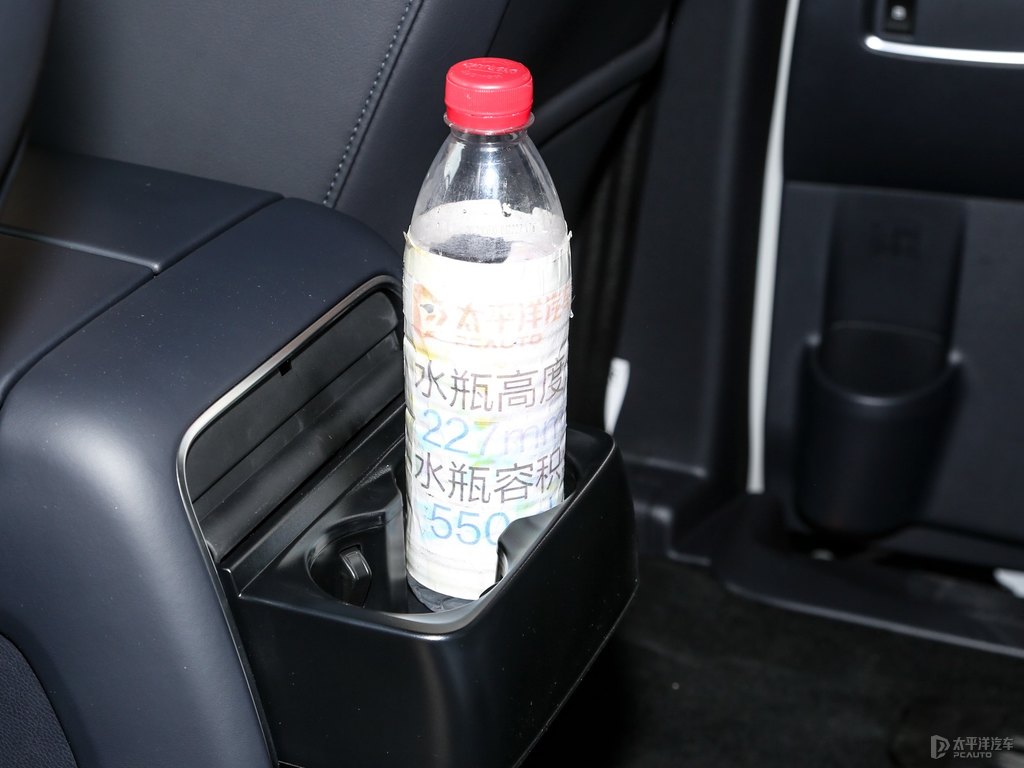 珍珠白傳祺M8儲物空間空間圖片