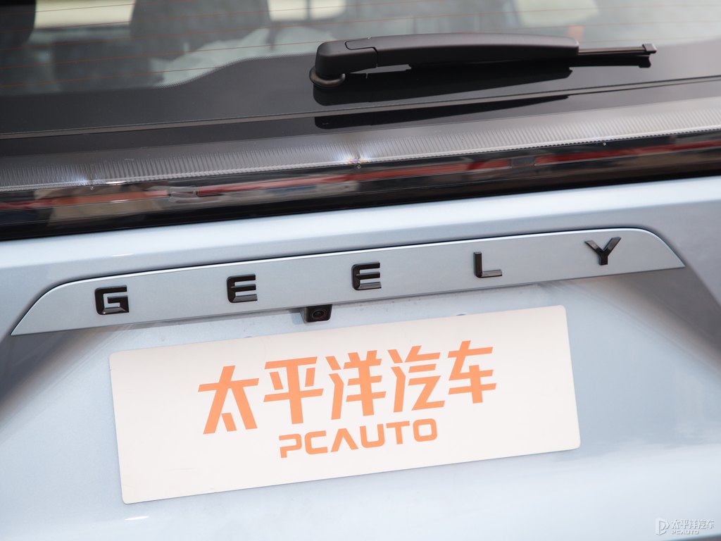 貝加爾藍(lán)博越車尾外觀圖片