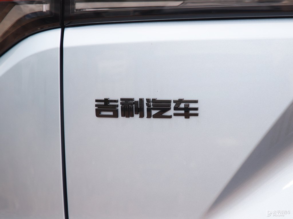 貝加爾藍(lán)博越車尾外觀圖片