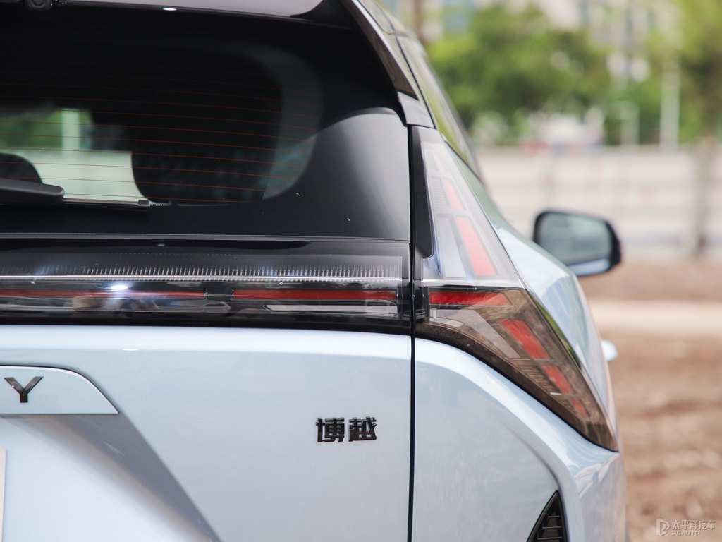 貝加爾藍博越車尾外觀圖片