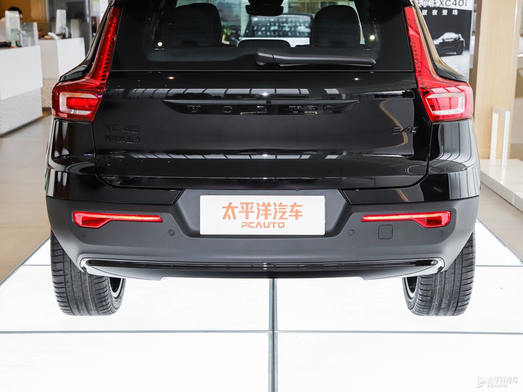 瑪瑙黑沃爾沃XC40車尾外觀圖片