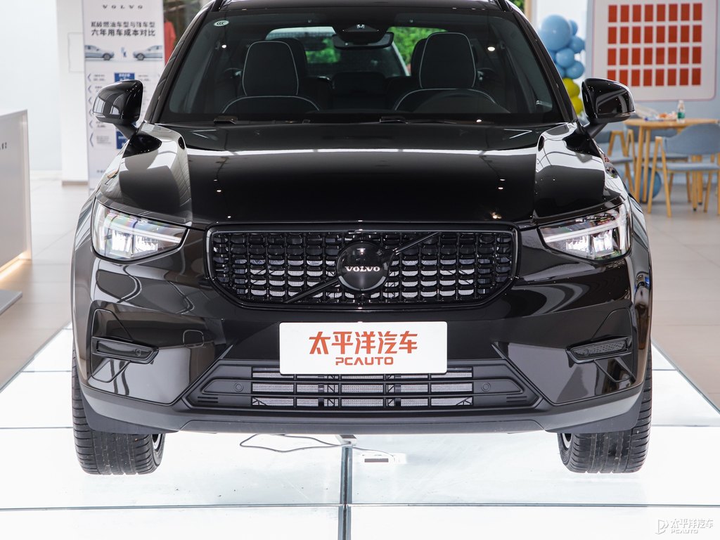 瑪瑙黑沃爾沃XC40車頭外觀圖片