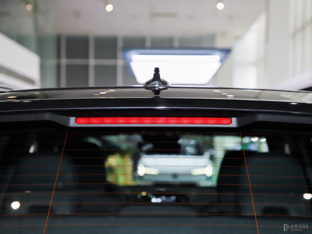 瑪瑙黑沃爾沃XC40車尾外觀圖片