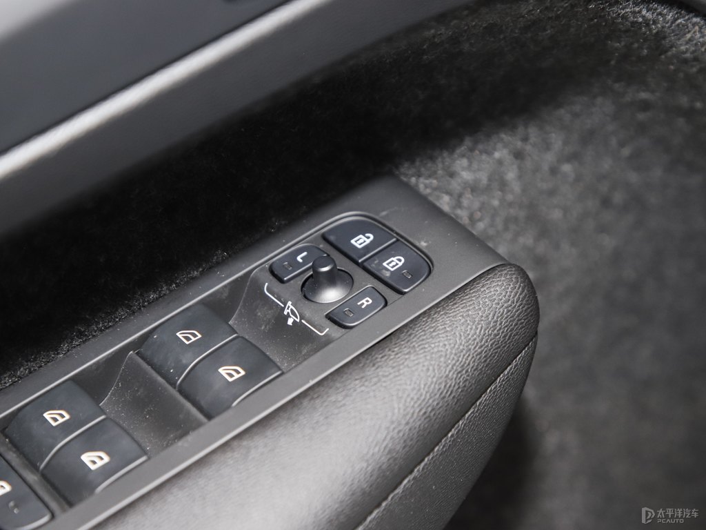 瑪瑙黑沃爾沃XC40車廂內飾圖片