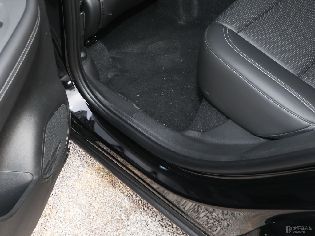 墨玉黑昂科威車廂內(nèi)飾圖片