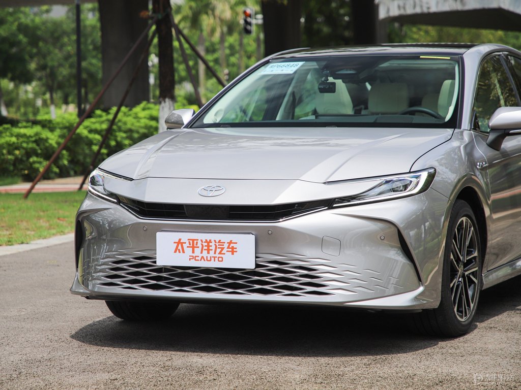 鈦灰銀凱美瑞車頭外觀圖片