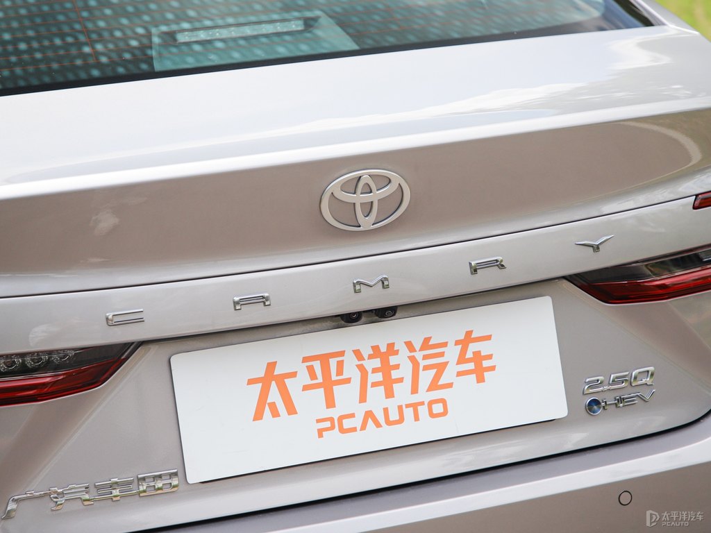 鈦灰銀凱美瑞車尾外觀圖片