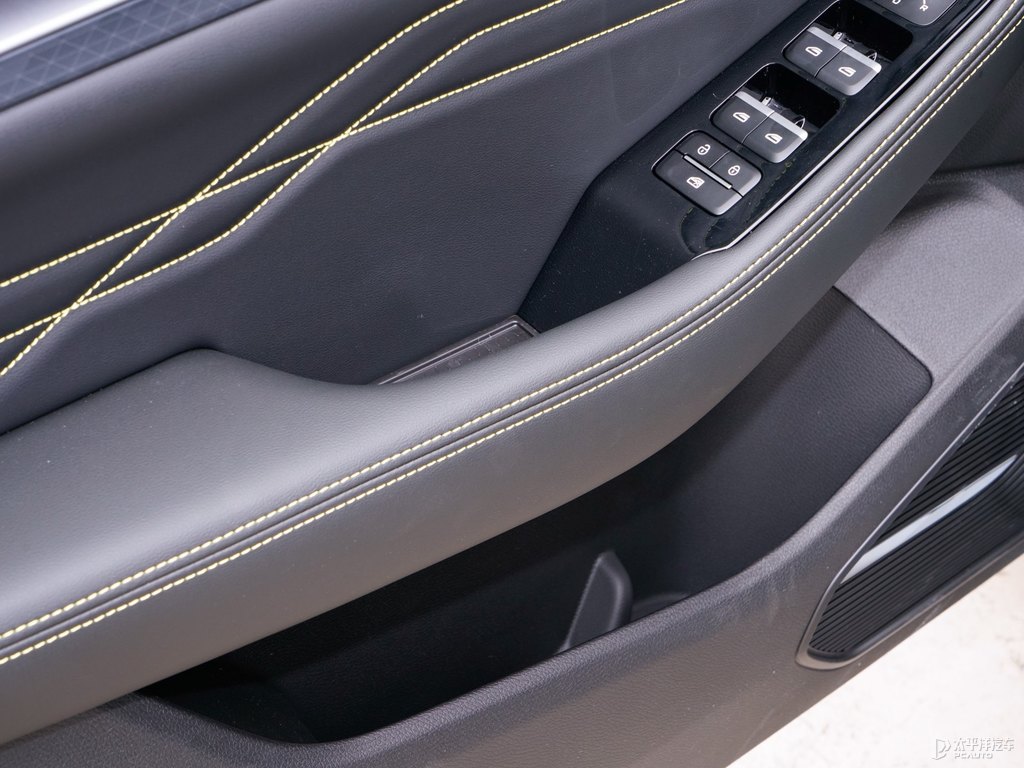 蒼穹灰星瑞車廂內(nèi)飾圖片