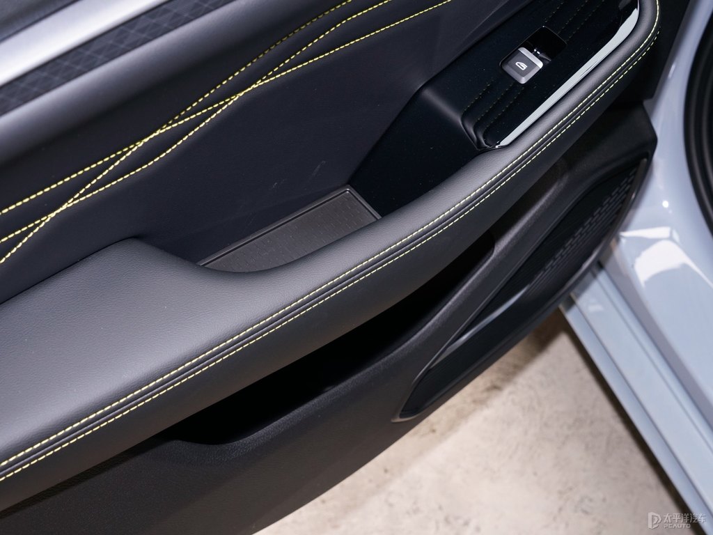 蒼穹灰星瑞車廂內(nèi)飾圖片
