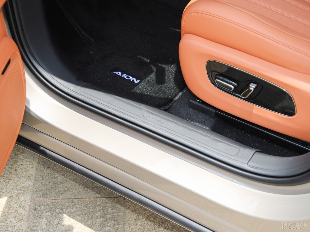 曠野沙AION V車(chē)廂內(nèi)飾圖片