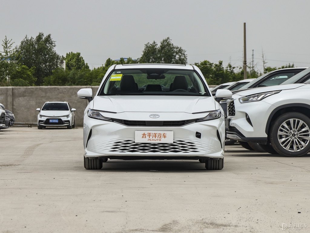 鉑金珍珠白凱美瑞整車(chē)外觀外觀圖片