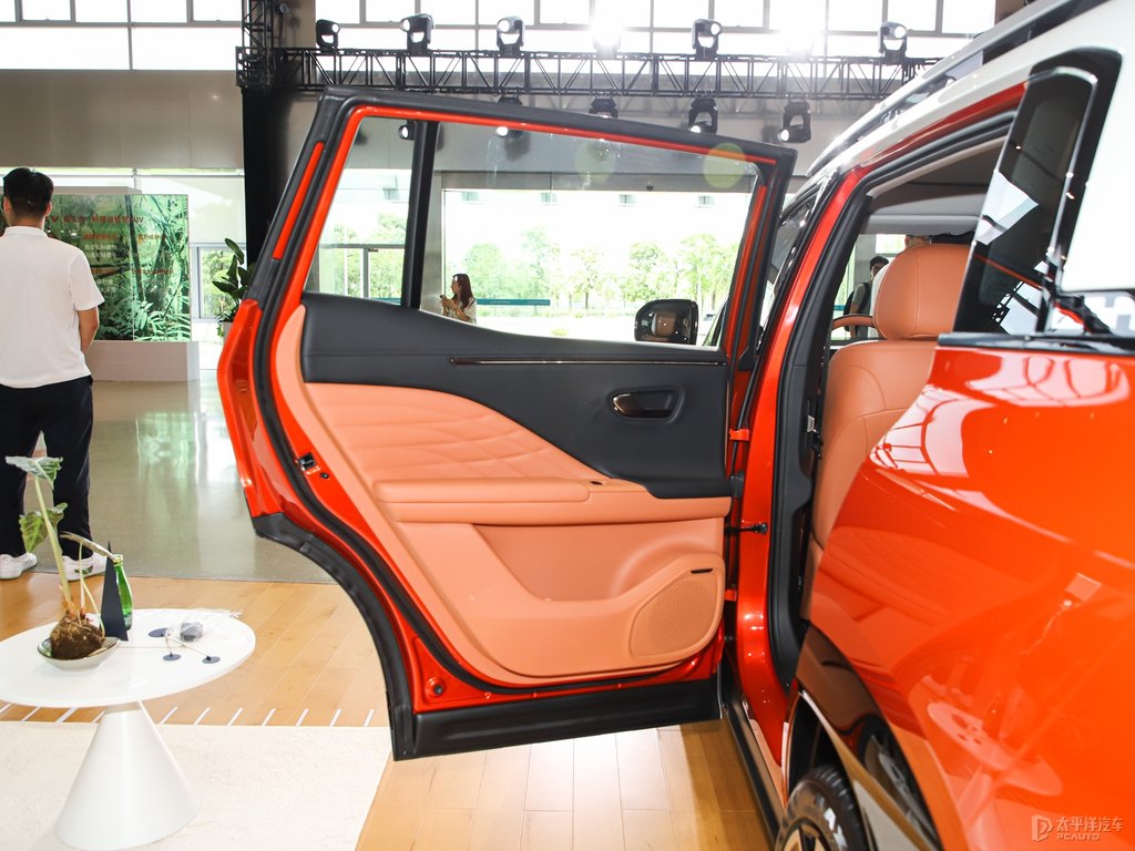 白色+落霞橙AION V車廂內(nèi)飾圖片