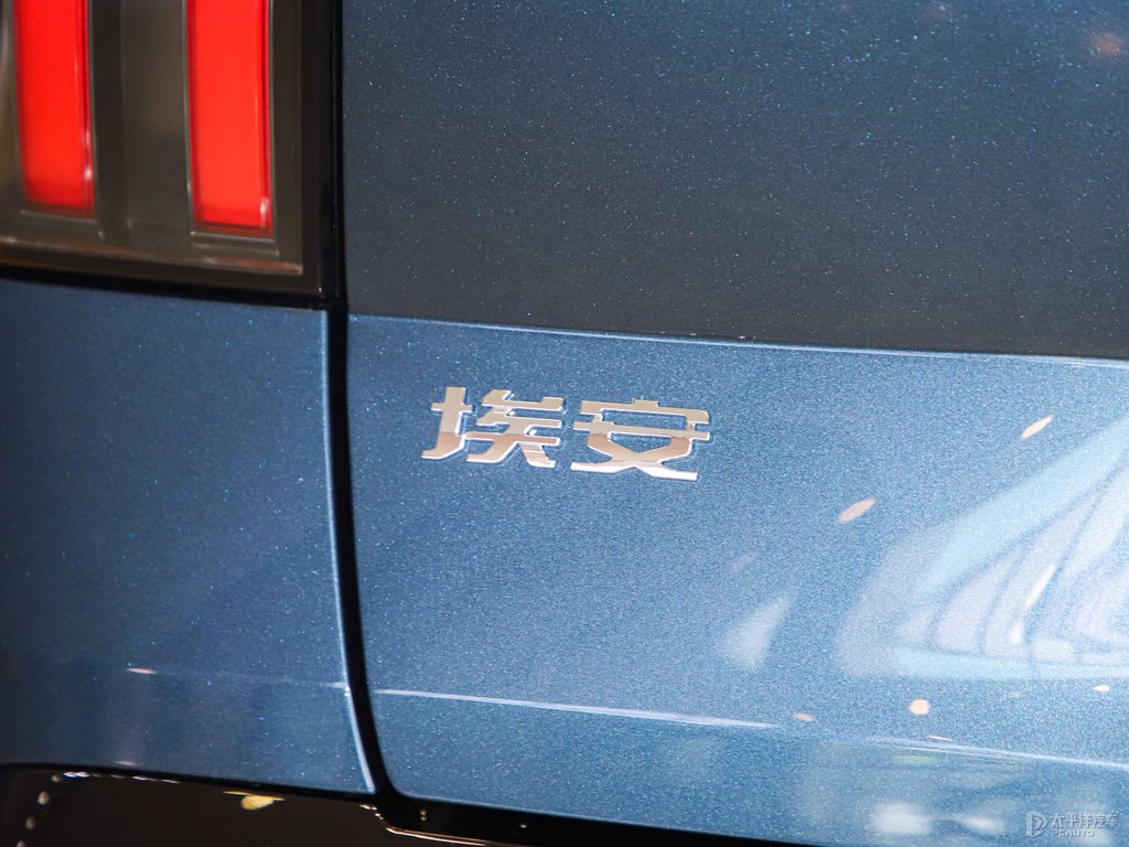 白色+星河藍(lán)AION V車尾外觀圖片